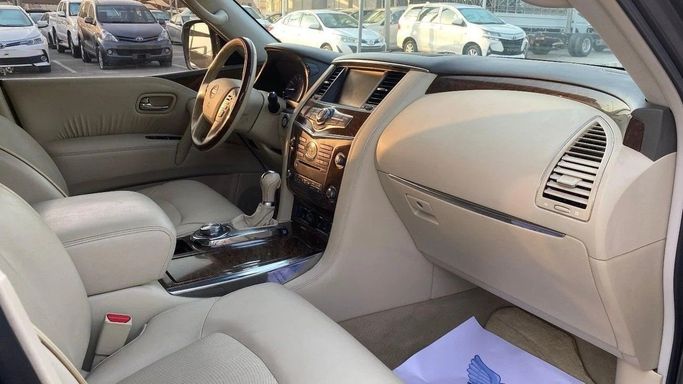 Подержанный Infiniti QX80 I Рестайлинг, 5.6 л, 2016 в Шардже от Halla Cars Серый цвет. Американская | AUTO.AE