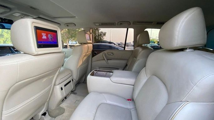 Подержанный Infiniti QX80 I Рестайлинг, 5.6 л, 2016 в Шардже от Halla Cars Серый цвет. Американская | AUTO.AE