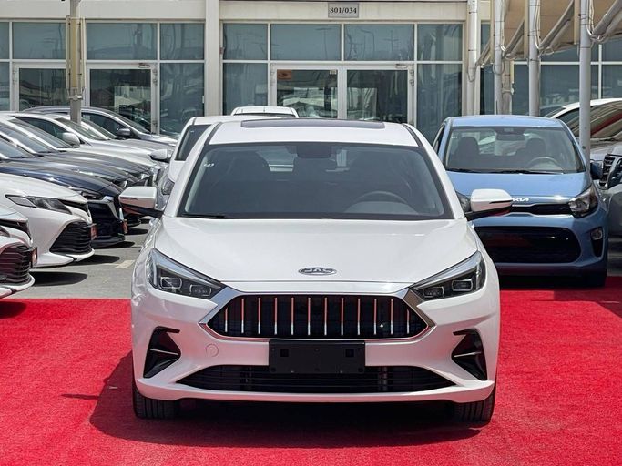 Подержанный JAC J7 I, 1.5 л, 2023 в Шардже от Al Aram Cars Белый цвет. GCC | AUTO.AE