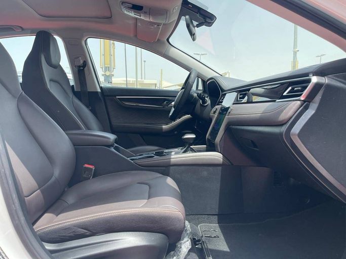 Подержанный JAC J7 I, 1.5 л, 2023 в Шардже от Al Aram Cars Белый цвет. GCC | AUTO.AE