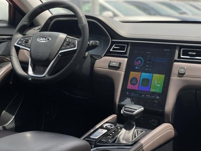 Подержанный JAC J7 I, 1.5 л, 2023 в Шардже от Al Aram Cars Белый цвет. GCC | AUTO.AE