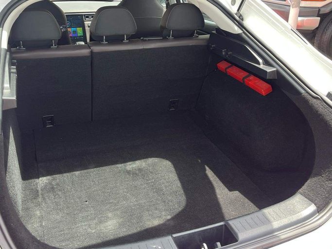 Подержанный JAC J7 I, 1.5 л, 2023 в Шардже от Al Aram Cars Белый цвет. GCC | AUTO.AE