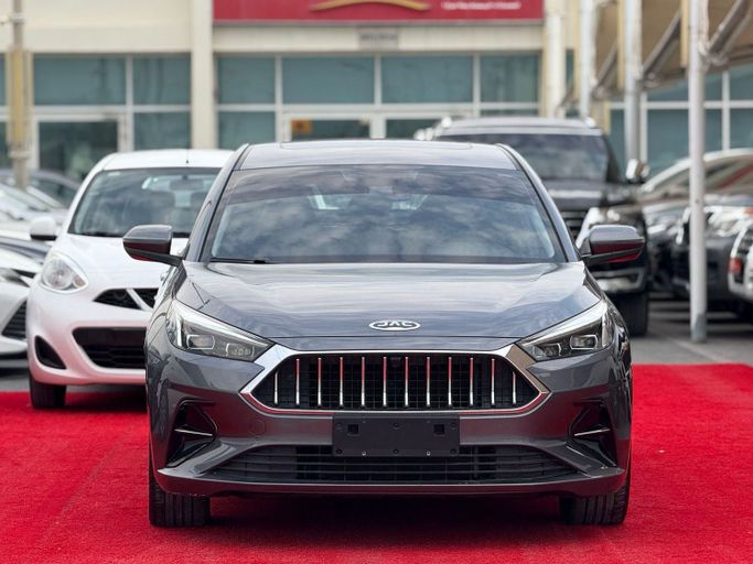 Подержанный JAC J7 I, 1.5 л, 2023 в Шардже от Al Aram Cars Серый цвет. GCC | AUTO.AE