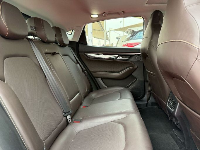 Подержанный JAC J7 I, 1.5 л, 2023 в Шардже от Al Aram Cars Серый цвет. GCC | AUTO.AE