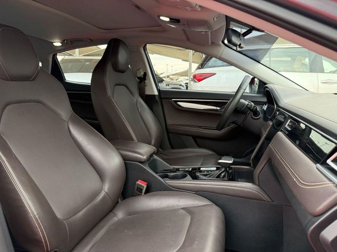 Подержанный JAC J7 I, 1.5 л, 2023 в Шардже от Al Aram Cars Серый цвет. GCC | AUTO.AE