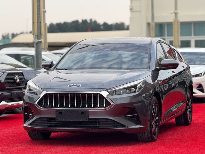 Подержанный JAC J7 I, 1.5 л, 2023 в Шардже от Al Aram Cars Серый цвет. GCC | AUTO.AE