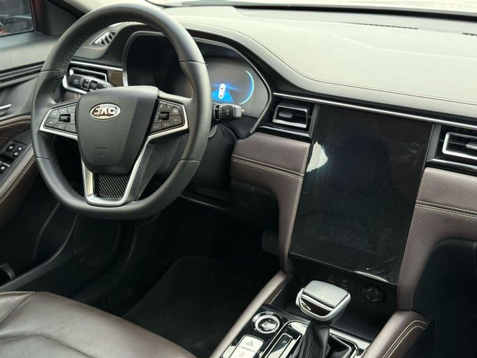 Подержанный JAC J7 I, 1.5 л, 2023 в Шардже от Al Aram Cars Серый цвет. GCC | AUTO.AE