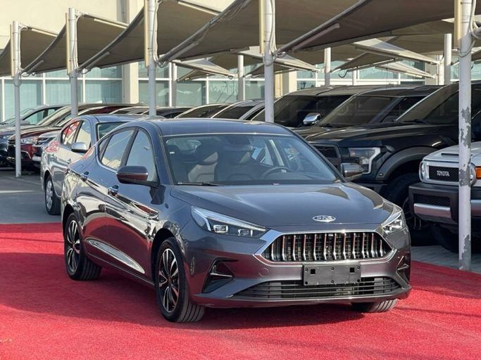 Новый JAC J7 I, 1.5 л, 2023 в Шардже от Al Aram Cars Серый цвет. GCC | AUTO.AE