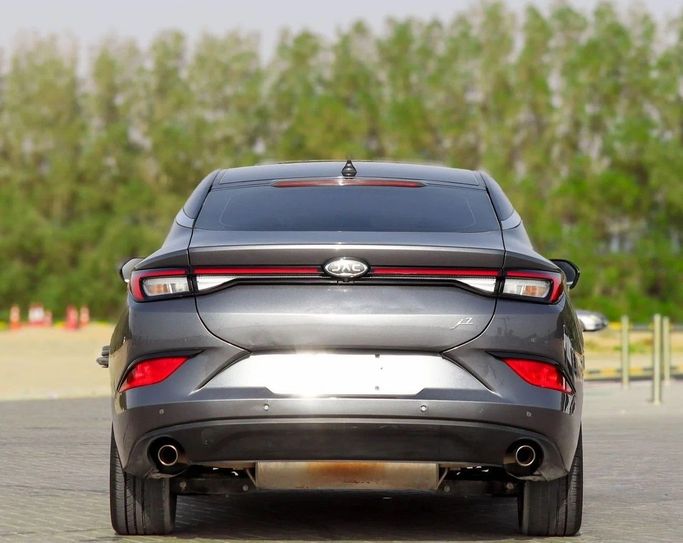 Подержанный JAC J7 I, 1.5 л, 2023 в Шардже от Al Sayed Khamis Used Auto Trading Серый цвет. GCC | AUTO.AE