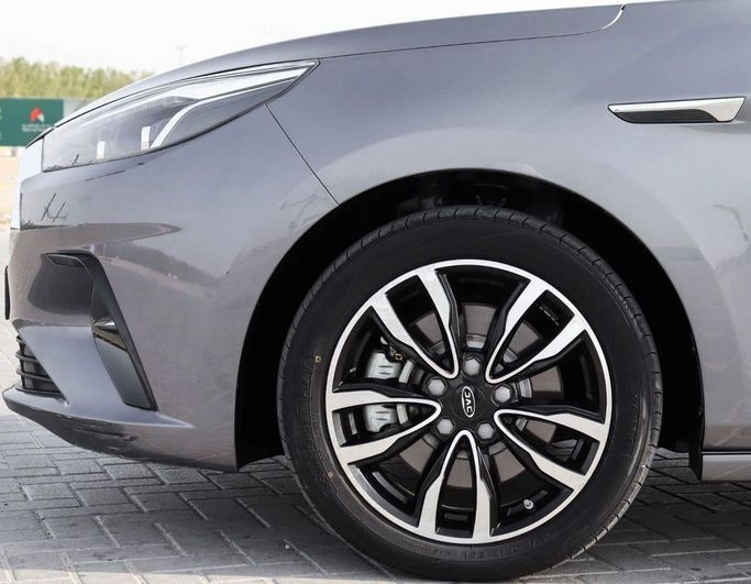 Подержанный JAC J7 I, 1.5 л, 2023 в Шардже от Al Sayed Khamis Used Auto Trading Серый цвет. GCC | AUTO.AE