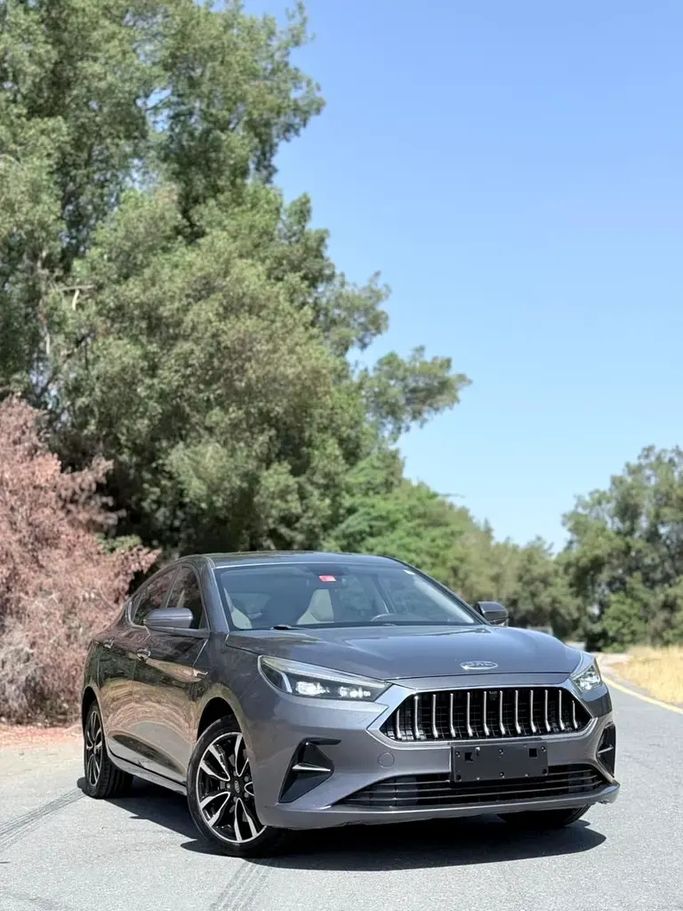 مستعملة JAC J7 I, 1.5 l, 2022 في في الشارقة من Najm Al Shamal Used Cars، اللون رمادي. مواصفات الخليج | AUTO.AE | إعلان #273534