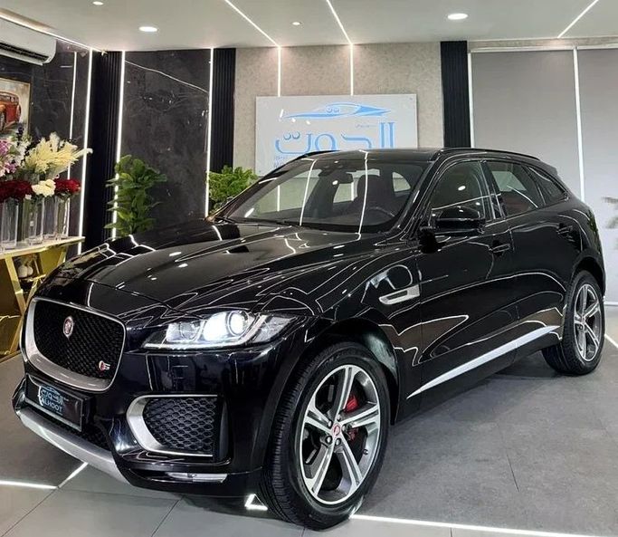 Подержанный Jaguar F-Pace I, 3.0 л, 2018 в Шардже от Ayoon Alhoot Motors Черный цвет. GCC | AUTO.AE