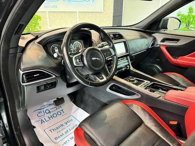 Подержанный Jaguar F-Pace I, 3.0 л, 2018 в Шардже от Ayoon Alhoot Motors Черный цвет. GCC | AUTO.AE
