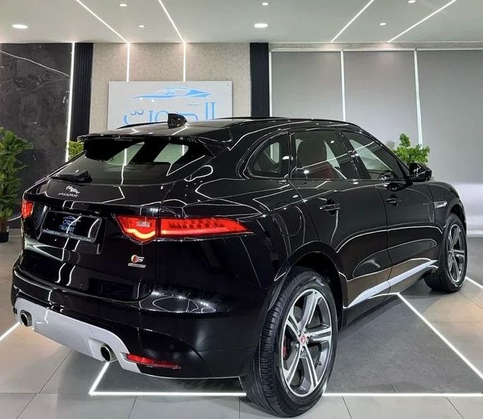 Подержанный Jaguar F-Pace I, 3.0 л, 2018 в Шардже от Ayoon Alhoot Motors Черный цвет. GCC | AUTO.AE