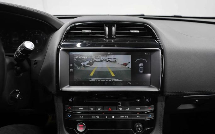 Подержанный Jaguar F-Pace I Рестайлинг, 2.0 л, 2020 в Шардже от Al Qassem Cars Trading Серебристый цвет. Канадская | AUTO.AE