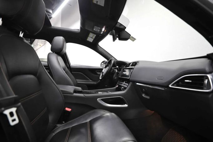 Подержанный Jaguar F-Pace I Рестайлинг, 2.0 л, 2020 в Шардже от Al Qassem Cars Trading Серебристый цвет. Канадская | AUTO.AE