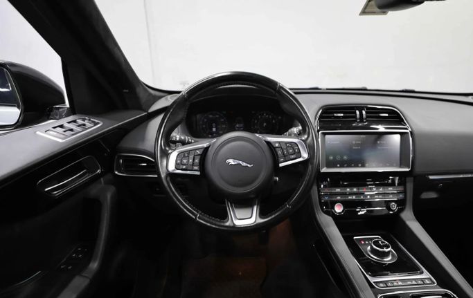 Подержанный Jaguar F-Pace I Рестайлинг, 2.0 л, 2020 в Шардже от Al Qassem Cars Trading Серебристый цвет. Канадская | AUTO.AE