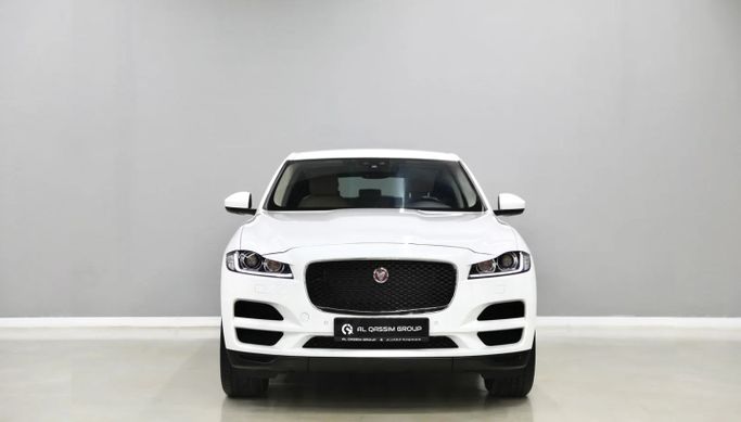 Подержанный Jaguar F-Pace I, 2.0 л, 2019 в Шардже от Al Qassem Cars Trading Белый цвет. GCC | AUTO.AE