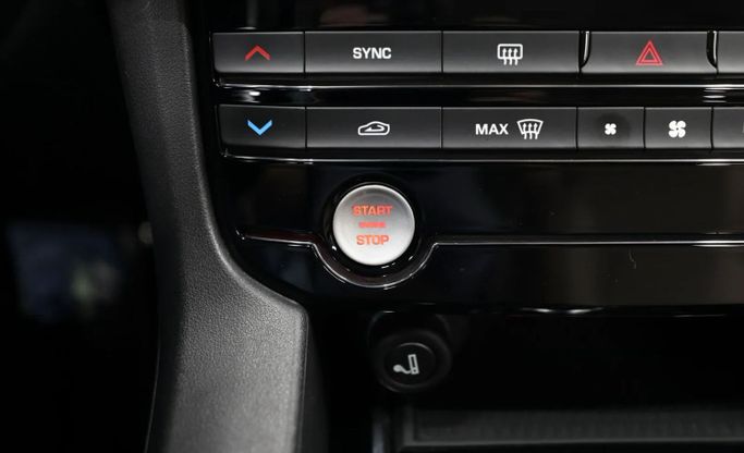 Подержанный Jaguar F-Pace I, 2.0 л, 2019 в Шардже от Al Qassem Cars Trading Белый цвет. GCC | AUTO.AE