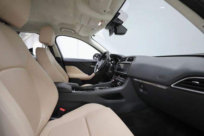 Подержанный Jaguar F-Pace I, 2.0 л, 2019 в Шардже от Al Qassem Cars Trading Белый цвет. GCC | AUTO.AE