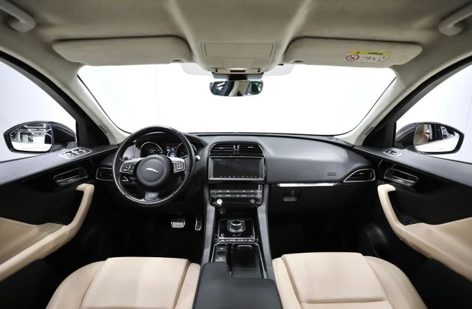 Подержанный Jaguar F-Pace I, 2.0 л, 2019 в Шардже от Al Qassem Cars Trading Белый цвет. GCC | AUTO.AE