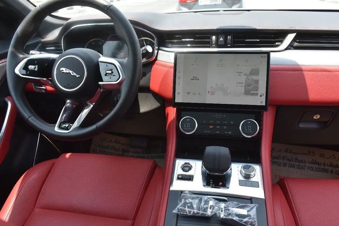 Подержанный Jaguar F-Pace I Рестайлинг, 2.0 л, 2023 в Шардже от Alfaris Used Cars Белый цвет. Other | AUTO.AE