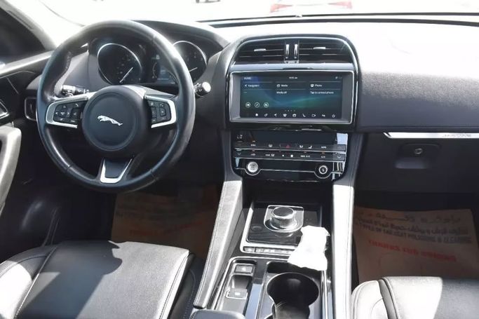 Подержанный Jaguar F-Pace I, 2.0 л, 2020 в Шардже от Alfaris Used Cars Черный цвет. Other | AUTO.AE