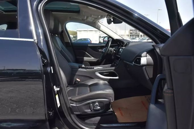 Подержанный Jaguar F-Pace I, 2.0 л, 2020 в Шардже от Alfaris Used Cars Черный цвет. Other | AUTO.AE