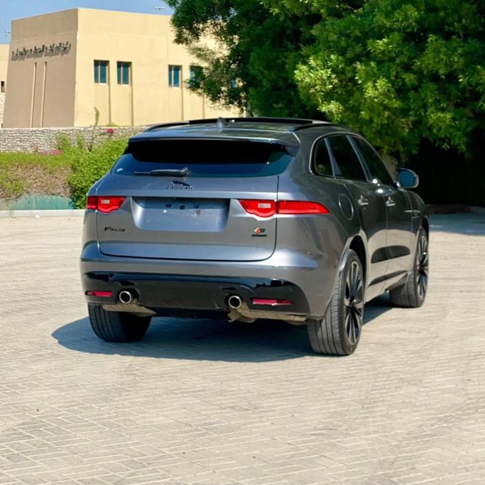Подержанный Jaguar F-Pace S I, 3.0 л, 2017 в Шардже от Sarmad Cars Серый цвет. Other | AUTO.AE