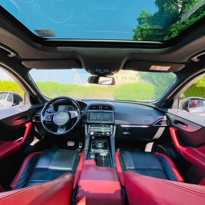 Подержанный Jaguar F-Pace S I, 3.0 л, 2017 в Шардже от Sarmad Cars Серый цвет. Other | AUTO.AE