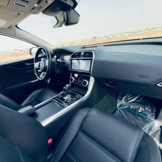 Подержанный Jaguar XE I Рестайлинг, 2.0 л, 2020 в Шардже от Sarmad Cars Белый цвет. Other | AUTO.AE