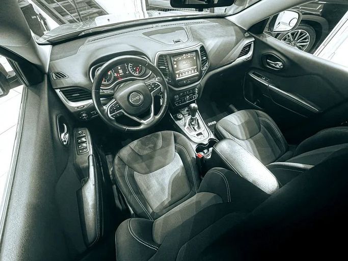 Подержанный Jeep Cherokee V (KL), 3.2 л, 2016 в Шардже от Ryno Cars Серебристый цвет. GCC | AUTO.AE