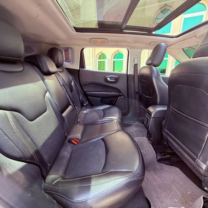 Подержанный Jeep Compass II, 2.4 л, 2019 в Шардже от Sarmad Cars Коричневый цвет. Other | AUTO.AE