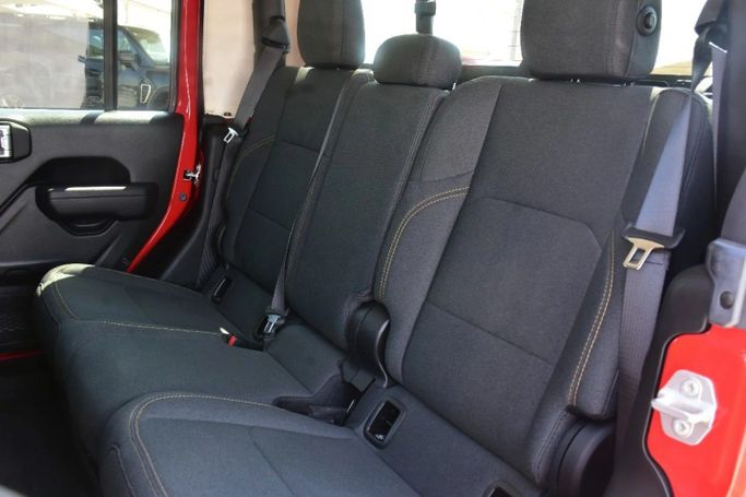 Подержанный Jeep Gladiator II (JT) Рестайлинг, 3.6 л, 2025 в Шардже от Alfaris Used Cars Красный цвет. Other | AUTO.AE