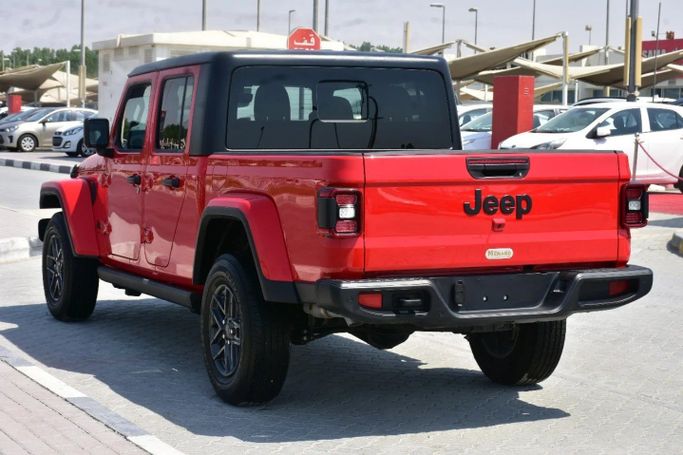 Подержанный Jeep Gladiator II (JT) Рестайлинг, 3.6 л, 2025 в Шардже от Alfaris Used Cars Красный цвет. Other | AUTO.AE