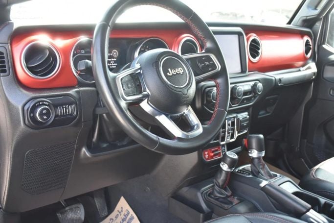 Подержанный Jeep Gladiator II (JT), 3.6 л, 2022 в Шардже от Alfaris Used Cars Серый цвет. Other | AUTO.AE