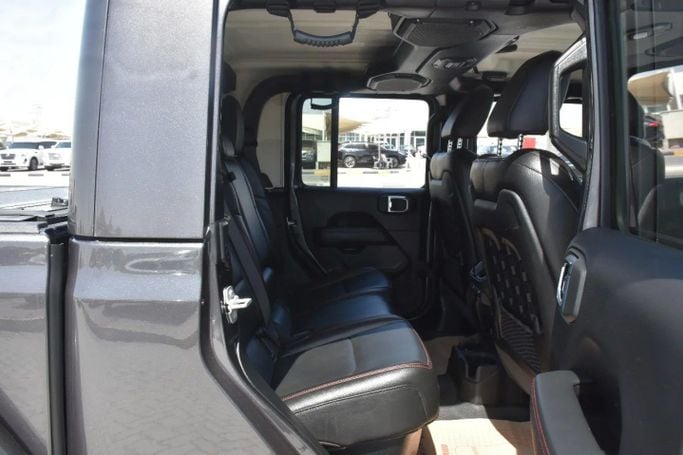 Подержанный Jeep Gladiator II (JT), 3.6 л, 2022 в Шардже от Alfaris Used Cars Серый цвет. Other | AUTO.AE