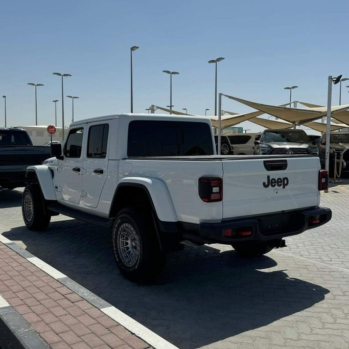 Подержанный Jeep Gladiator II (JT), 3.6 л, 2021 в Шардже от Alfaris Used Cars Белый цвет. Other | AUTO.AE