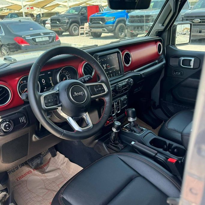 Подержанный Jeep Gladiator II (JT), 3.6 л, 2023 в Шардже от Alfaris Used Cars Серый цвет. Other | AUTO.AE