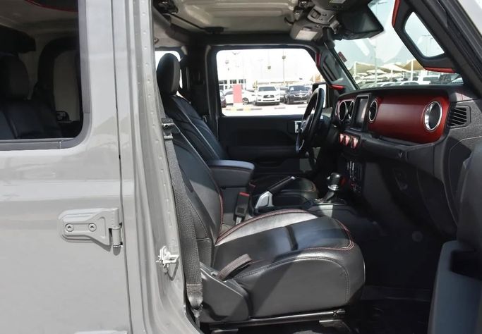 Подержанный Jeep Gladiator II (JT), 3.6 л, 2021 в Шардже от Alfaris Used Cars Серый цвет. Other | AUTO.AE