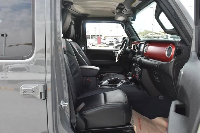 Подержанный Jeep Gladiator II (JT), 3.6 л, 2022 в Шардже от Alfaris Used Cars Серый цвет. Other | AUTO.AE