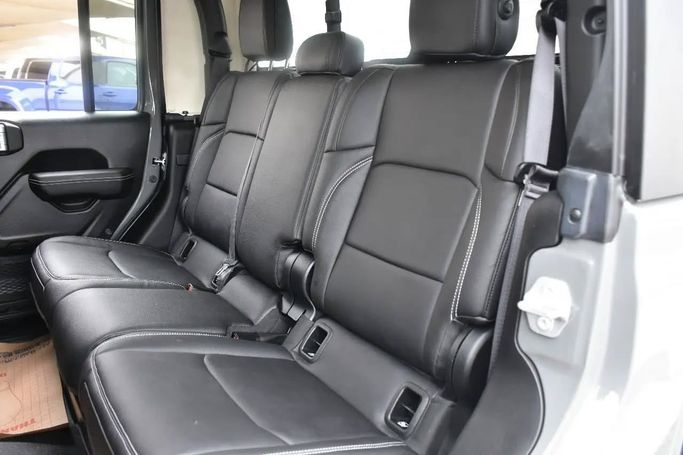 Подержанный Jeep Gladiator II (JT), 3.6 л, 2023 в Шардже от Alfaris Used Cars Серый цвет. Other | AUTO.AE