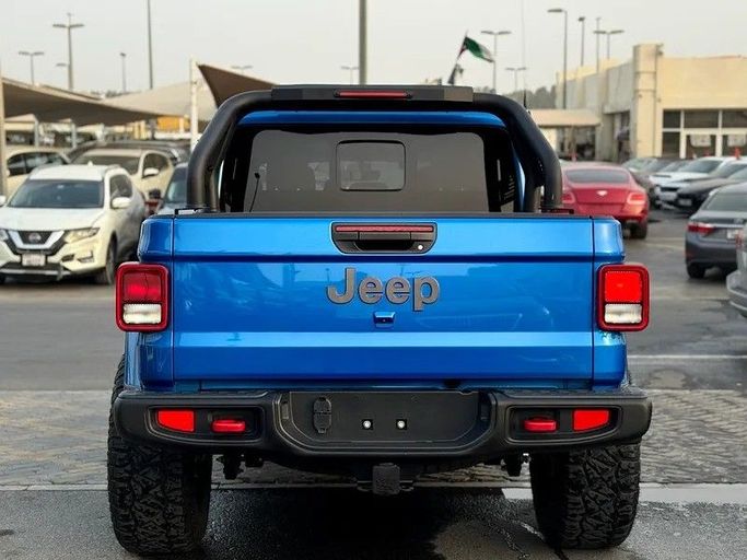 Подержанный Jeep Gladiator II (JT), 3.6 л, 2021 в Шардже от Al Fakhamah Used Cars Синий цвет. Американская | AUTO.AE