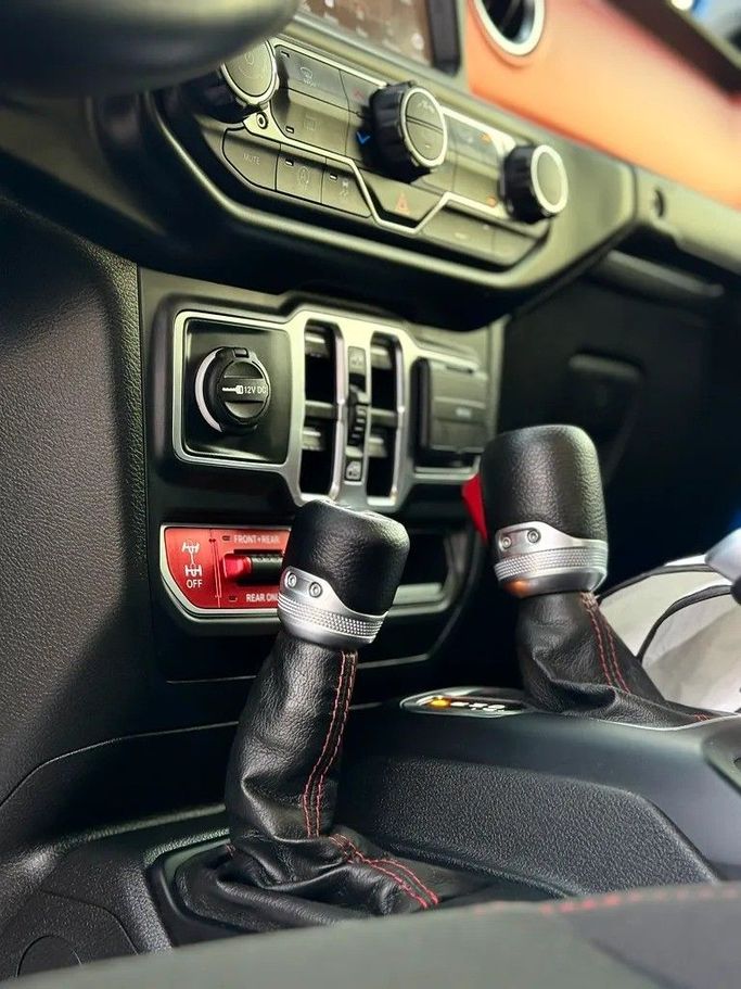 Подержанный Jeep Gladiator II (JT), 3.6 л, 2021 в Шардже от Al Fakhamah Used Cars Синий цвет. Американская | AUTO.AE