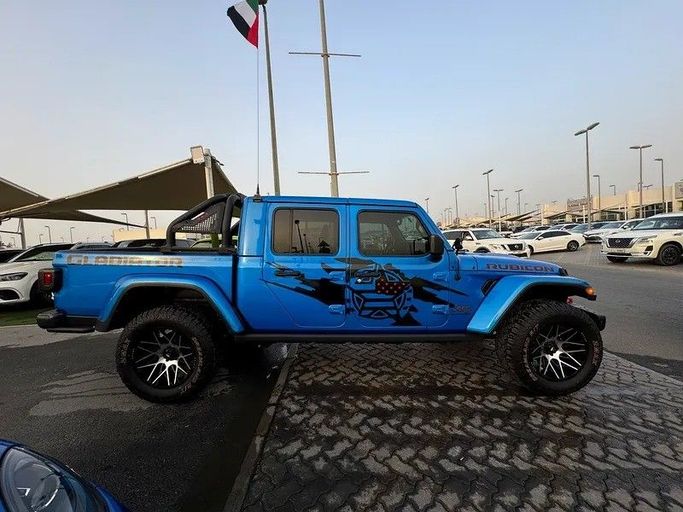 Подержанный Jeep Gladiator II (JT), 3.6 л, 2021 в Шардже от Al Fakhamah Used Cars Синий цвет. Американская | AUTO.AE