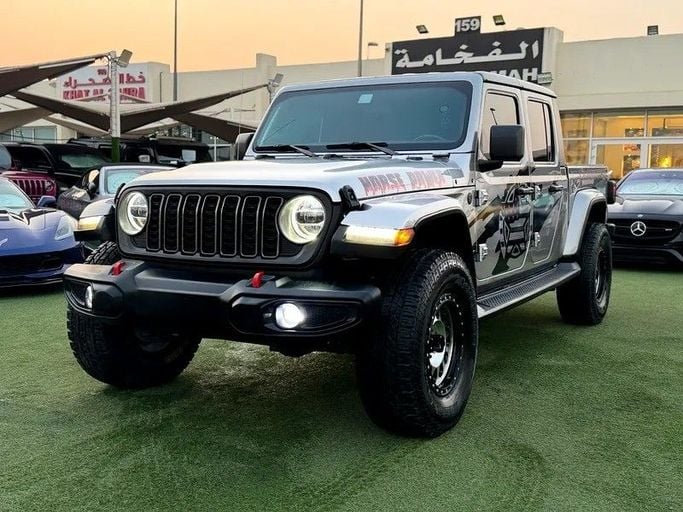 Подержанный Jeep Gladiator II (JT), 3.6 л, 2021 в Шардже от Al Fakhamah Used Cars Серебристый цвет. Американская | AUTO.AE