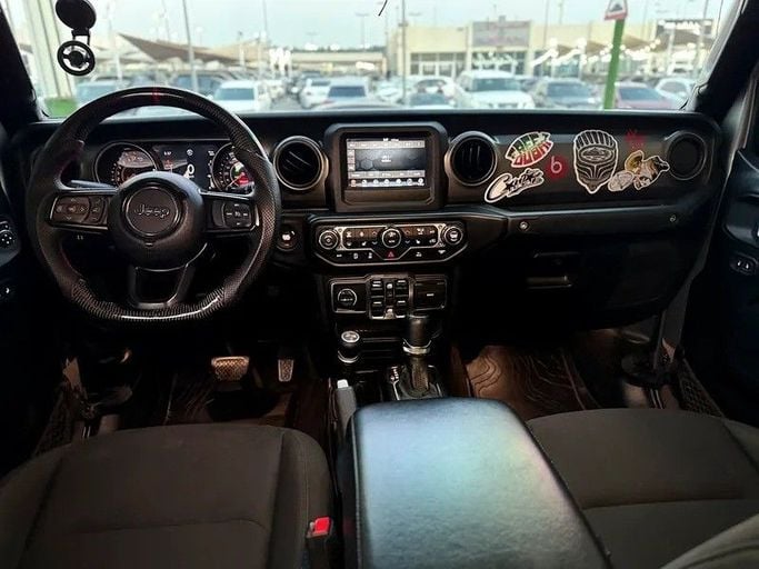 Подержанный Jeep Gladiator II (JT), 3.6 л, 2021 в Шардже от Al Fakhamah Used Cars Серебристый цвет. Американская | AUTO.AE