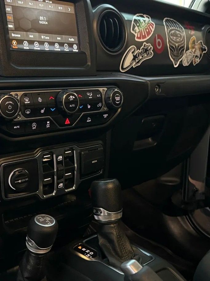 Подержанный Jeep Gladiator II (JT), 3.6 л, 2021 в Шардже от Al Fakhamah Used Cars Серебристый цвет. Американская | AUTO.AE