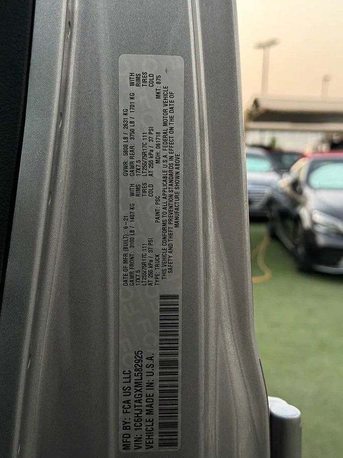 Подержанный Jeep Gladiator II (JT), 3.6 л, 2021 в Шардже от Al Fakhamah Used Cars Серебристый цвет. Американская | AUTO.AE