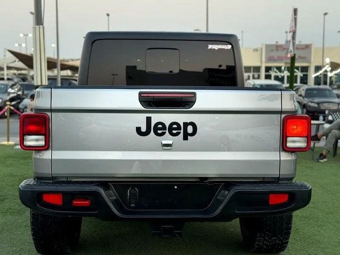 Подержанный Jeep Gladiator II (JT), 3.6 л, 2021 в Шардже от Al Fakhamah Used Cars Серебристый цвет. Американская | AUTO.AE